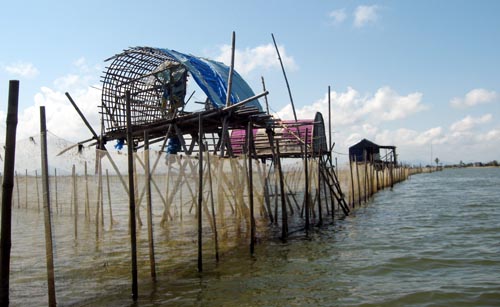  T&igrave;m về "nh&agrave; gi&agrave;n" tr&ecirc;n ph&aacute; Tam Giang